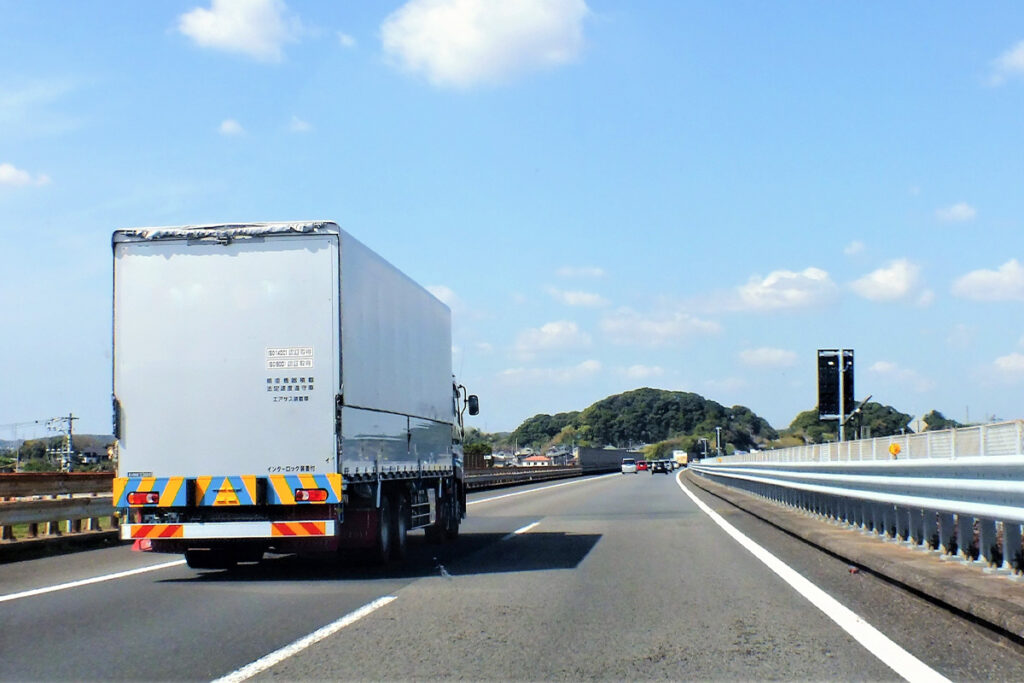 高速道路を走るトラック